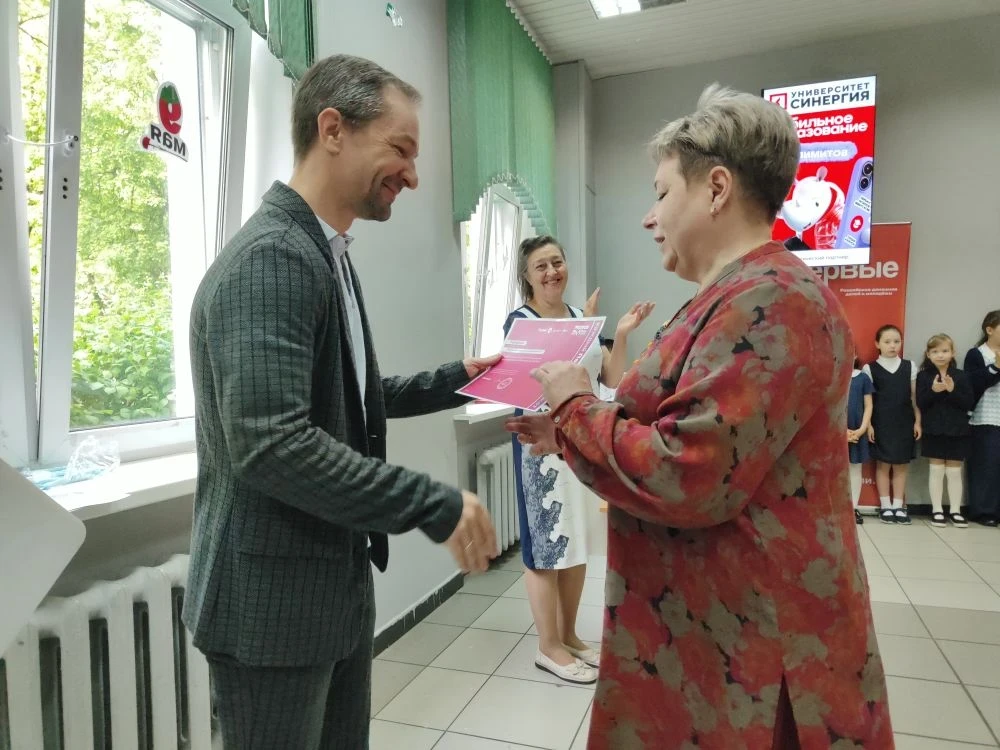 🏆 Утро, с которого хочется начать неделю!  🇷🇺 Сегодня понедельник в нашей школе начался по-настоящем
