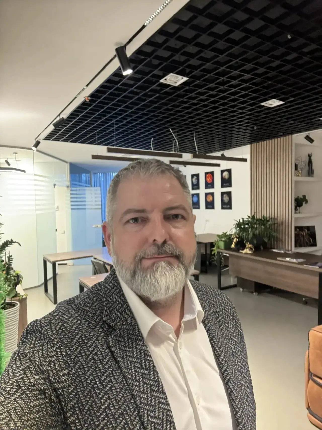 Коллега, руководитель московского офиса, только вернулся из Иркутска 🏙️✈️ и провёл весь сегодняшний 