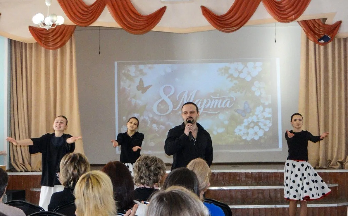 Парад звёзд в нашей школе!🌟 Чем завершить весеннюю предпраздничную неделю? Конечно, ярким концертом!