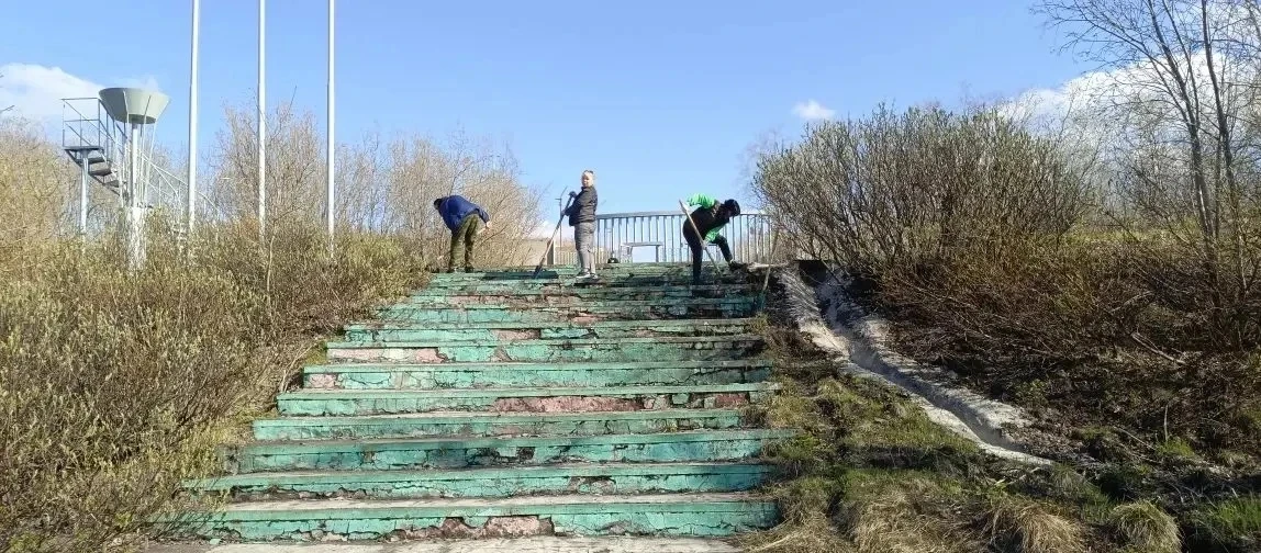 ☀ Коллектив спортивной школы "Арктика" дружно вышел на уборку стадиона "Юбилейный". 🏵