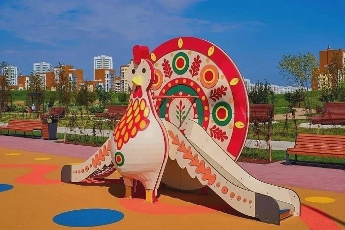 🎠 В Екатеринбурге заработала площадка, стилизованная под дымковскую игрушку