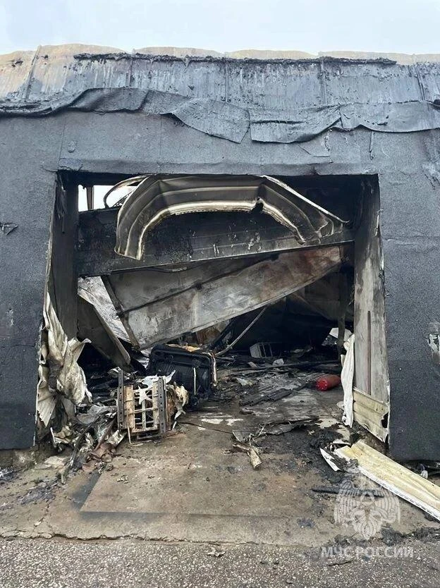 В Нижнем Новгороде сотрудник решил подпалить зажигалкой нитку на ремне в микроавтобусе ...