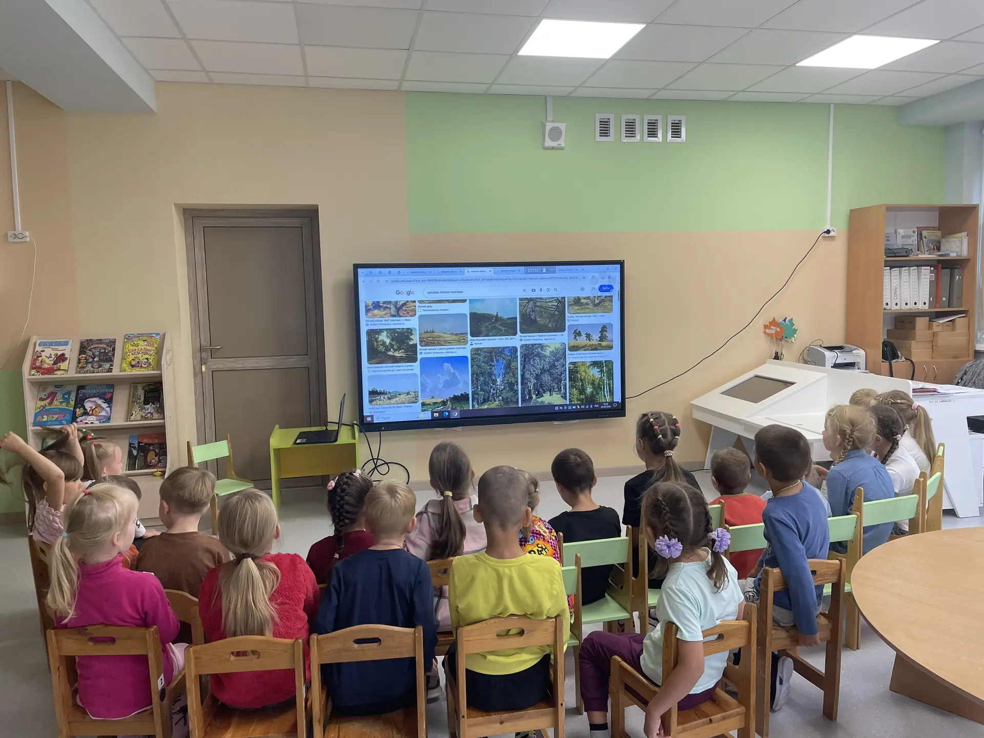 День искусства 🎨 Сегодня ребята рассматривали летние пейзажи и натюрморты, делились вп...
