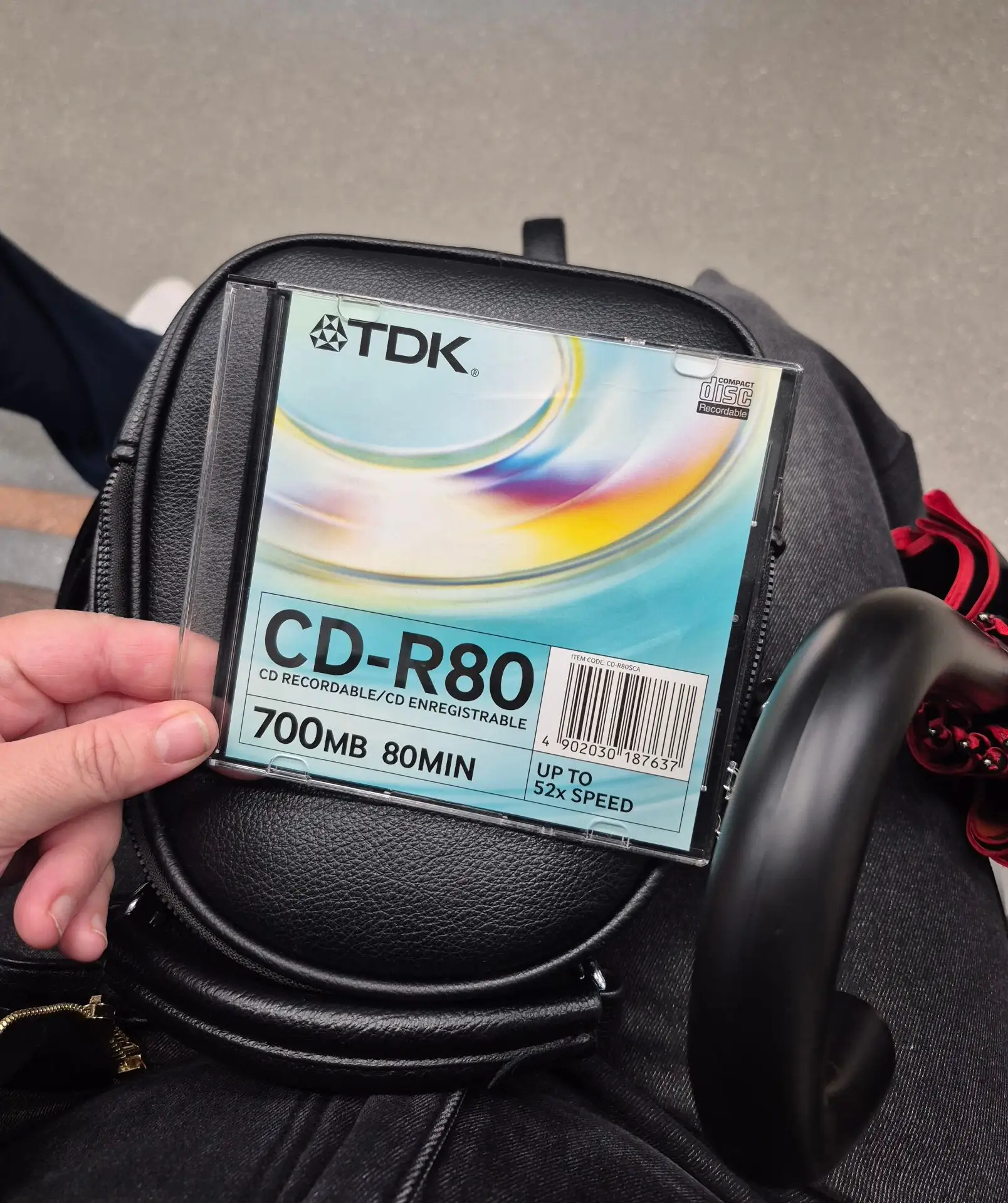 Еду на работу с зонтом на случай дождя и старым CD на случай солнца.