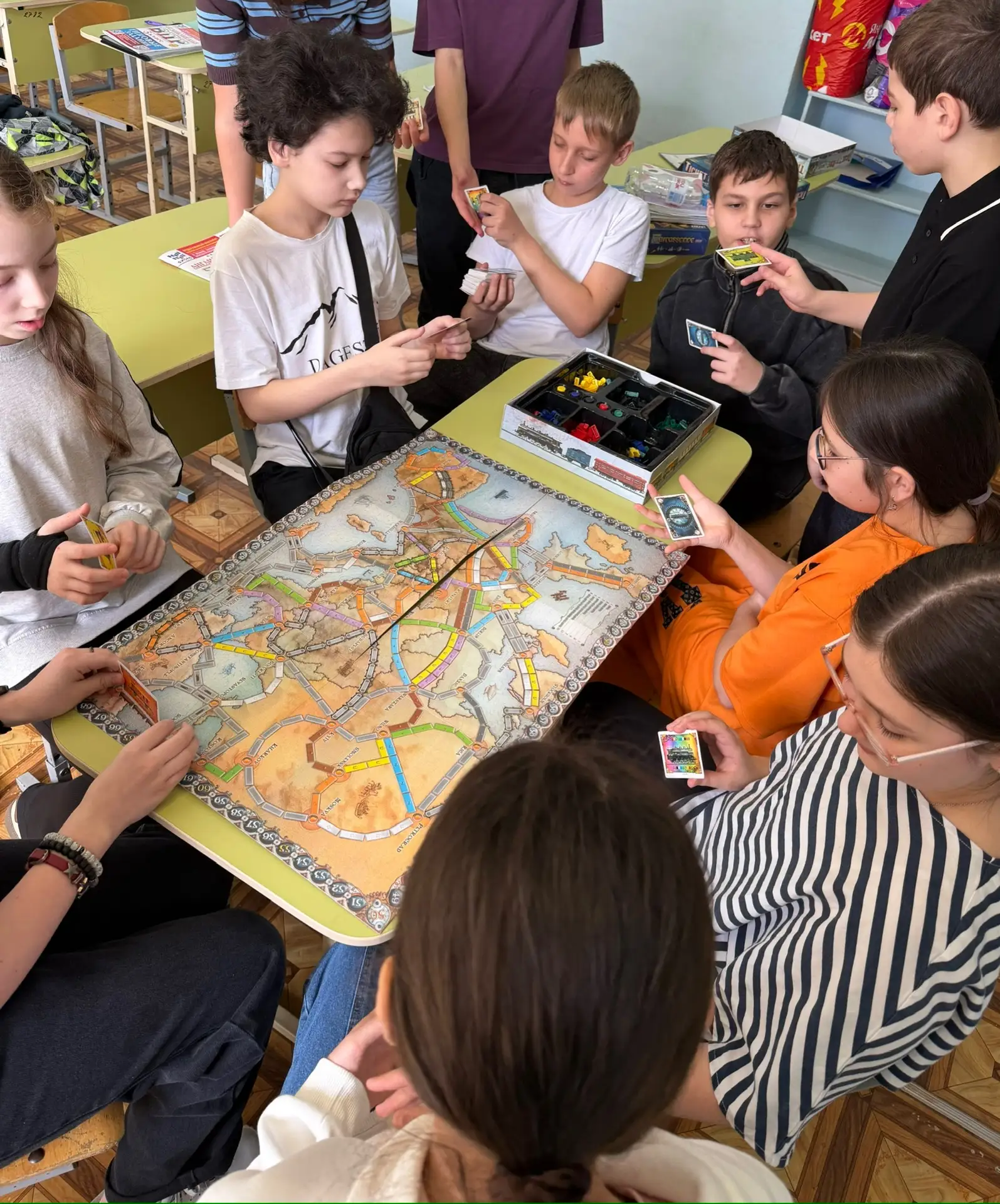 Каникулы с пользой: настольные игры объединяют и развивают! 🌍  Ребята провели время за увлекательной