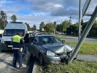 В Первоуральске 79-летний водитель «Лады» с 39-летним стажем протаранил светофор #Перво...