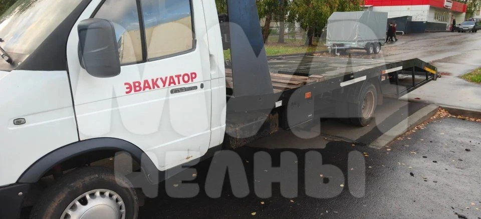 Припарковался на пешеходную тропинку, как людям с коляской проходить? ГЭС дом 7/11