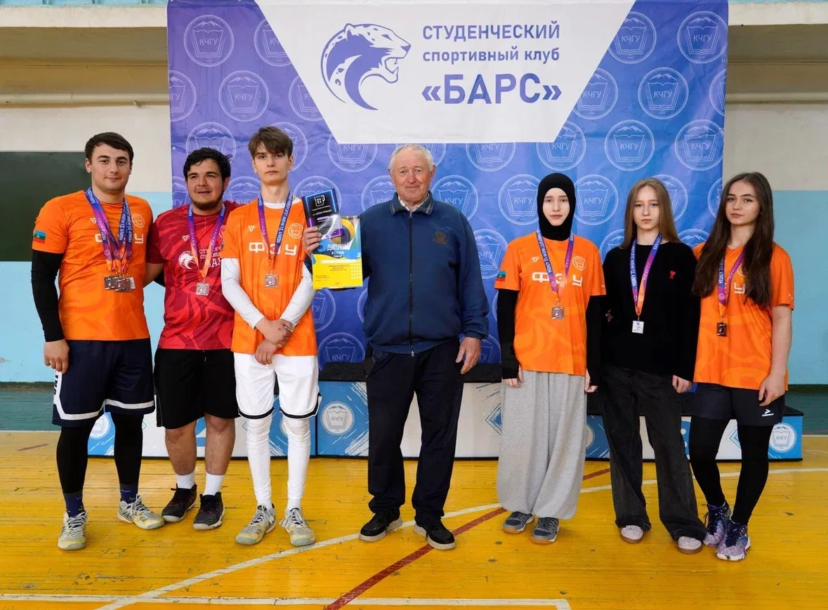 🥇Команда факультета физической культуры — победитель турнира по микс-волейболу среди студентов КЧГУ!