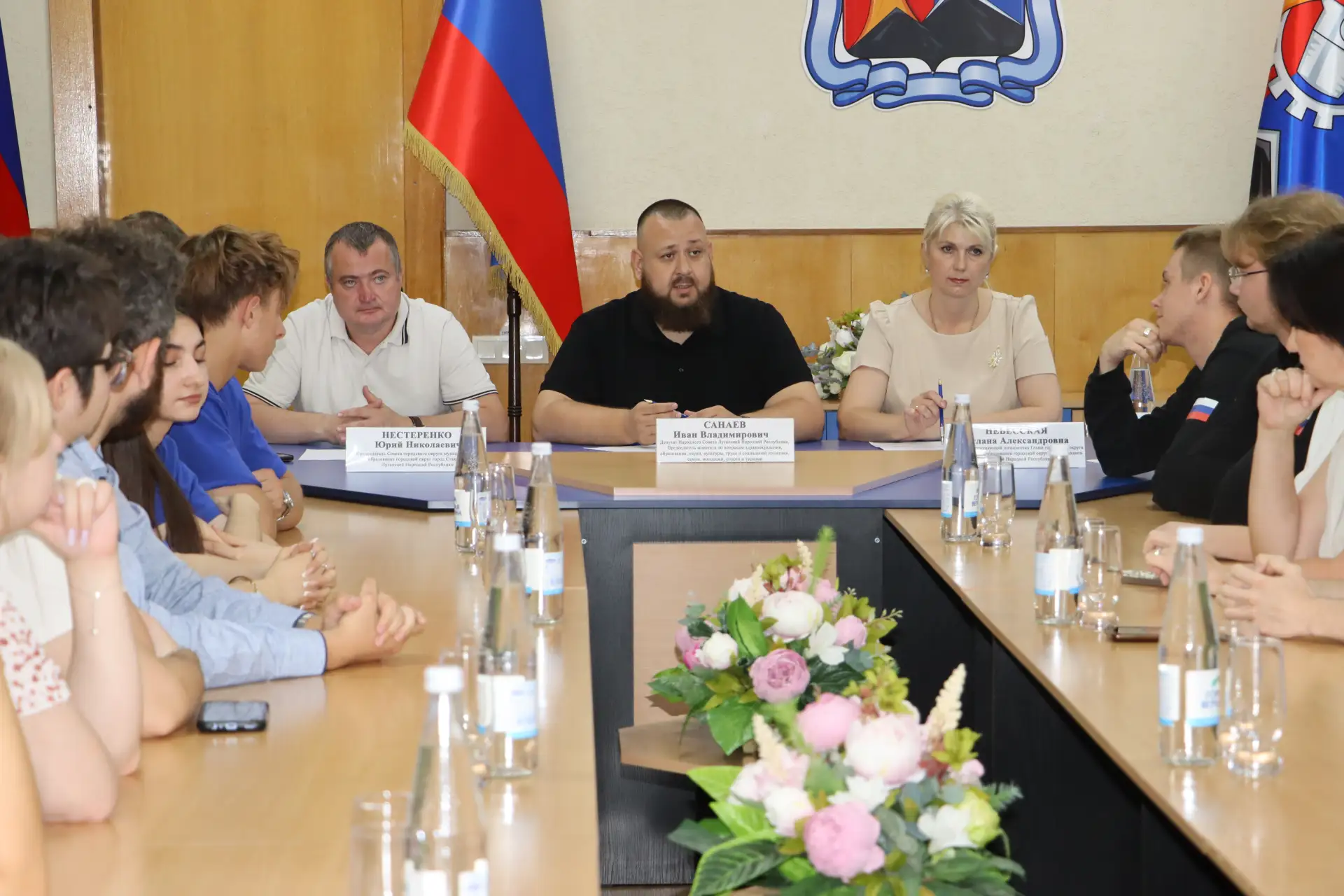 Депутат Народного Совета ЛНР Иван Санаев провел серию встреч в Стаханове

Стаханов с рабочим визитом