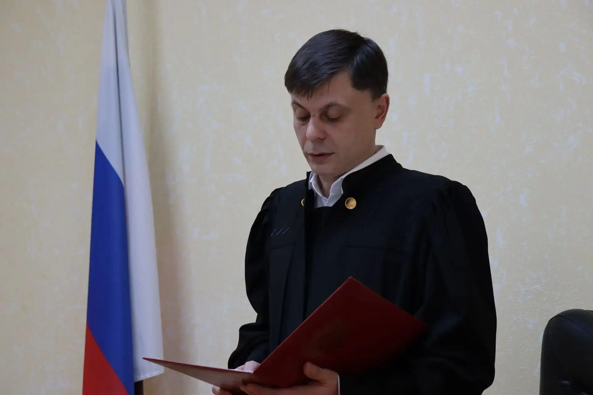 Новоалександровским районным судом преподаватель одного из учебных заведений осужден за...