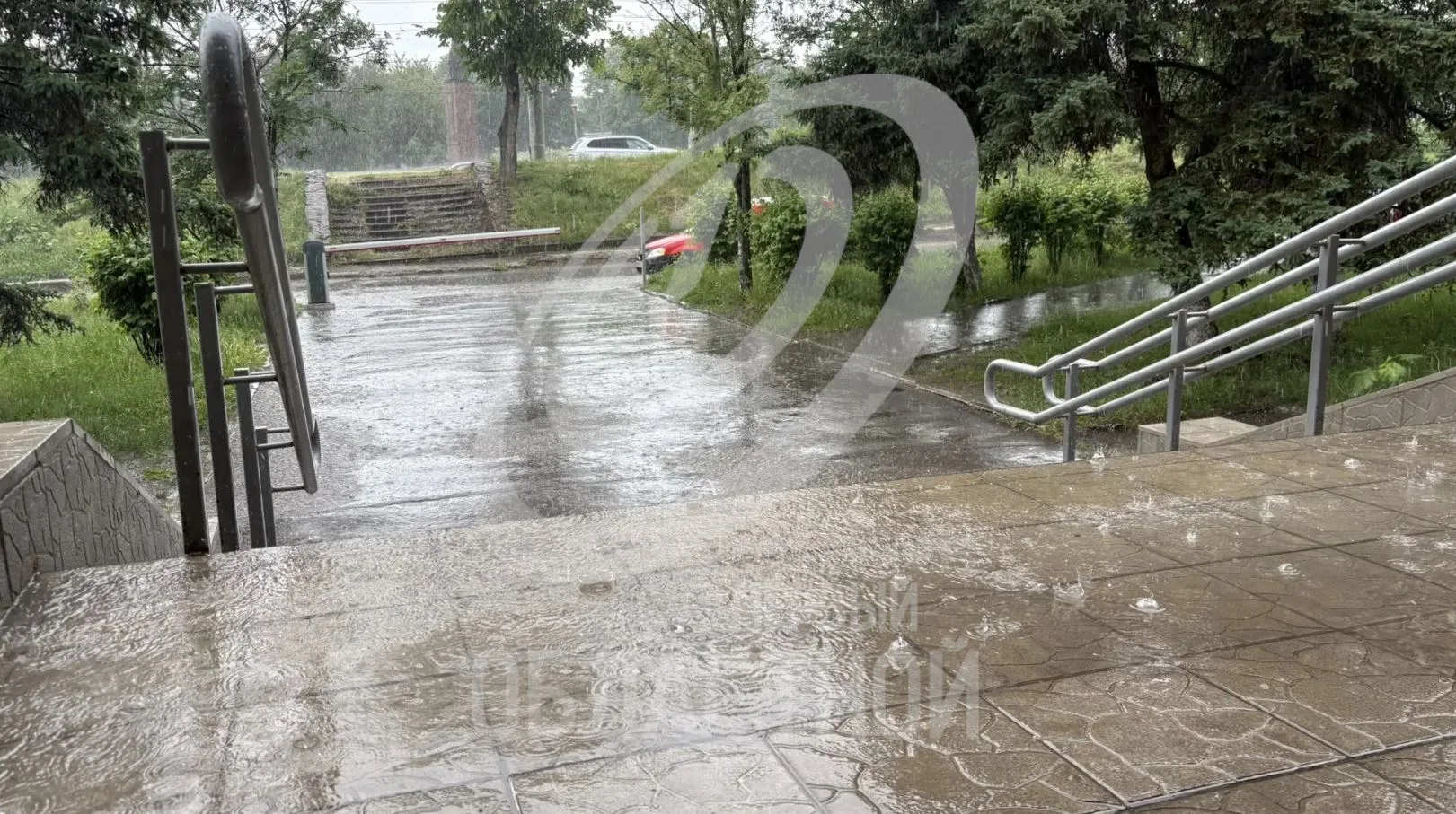 Фотофакт: в Орле прошел град  Сегодня погода в полной мере показывает свой капризный нрав: от солнца