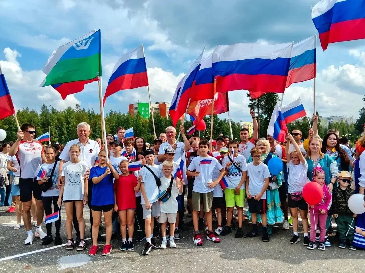 В Нягани отметили День Государственного флага России!