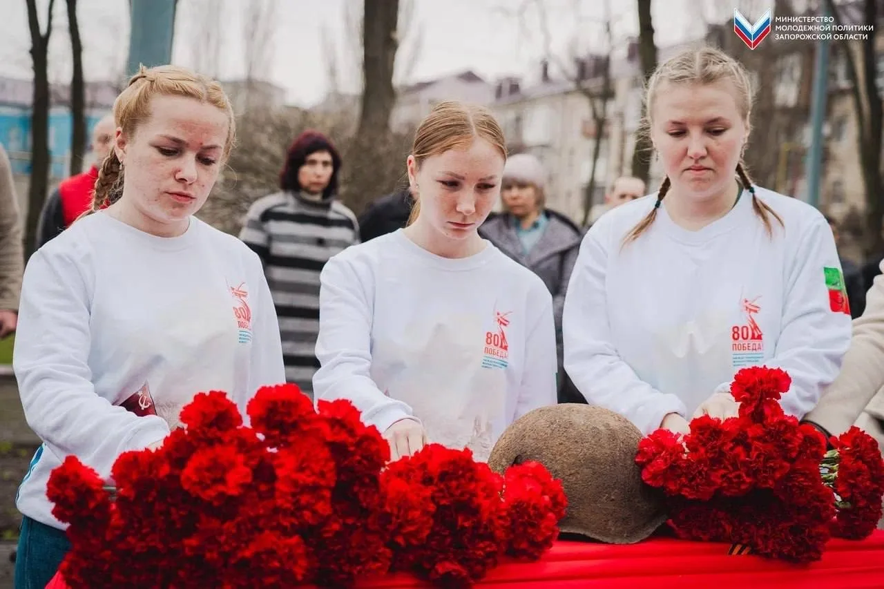 Память, объединяющая времена 🕊️🕊  Волонтёры Победы Запорожской области приняли участие в торжественн