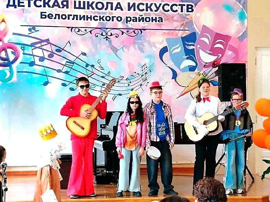 «СМЕХ И РАДОСТЬ МЫ ПРИНОСИМ ЛЮДЯМ!»   На сцене Детской школы искусств Белоглинского района состоялас