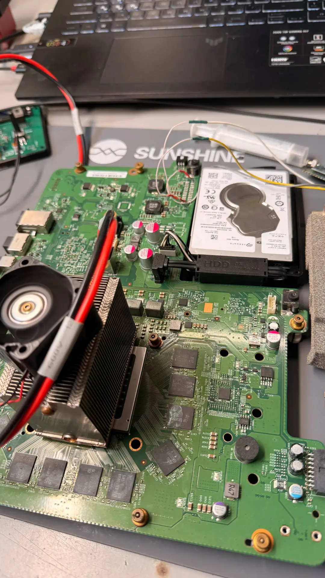 Ещё один Xbox One X на ремонте, с диагнозом не включается. Его разбирали и пытались рем...