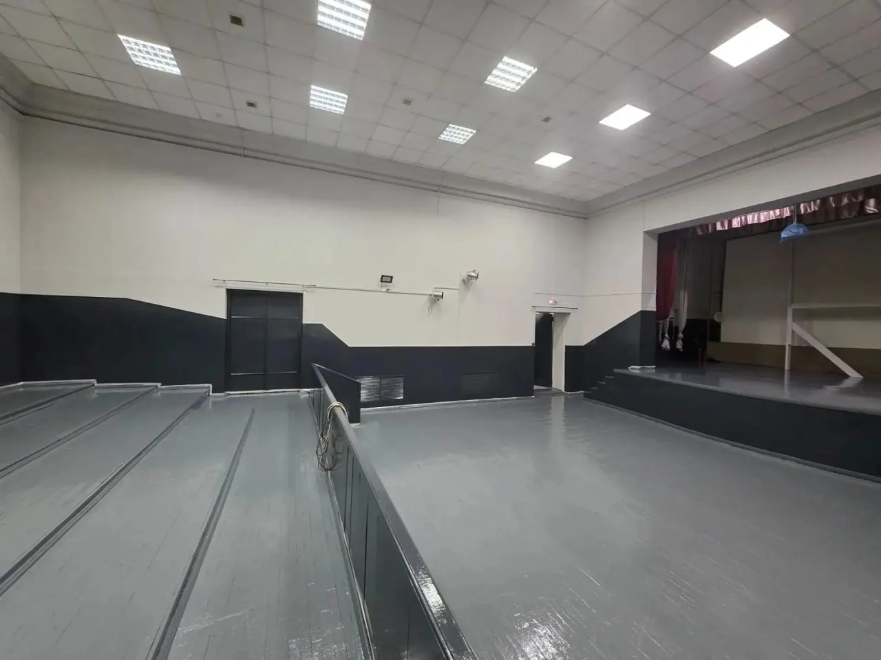 🔜 Народный ремонт: неслышащие жители Рязани преобразили зрительный зал местного Дома к...