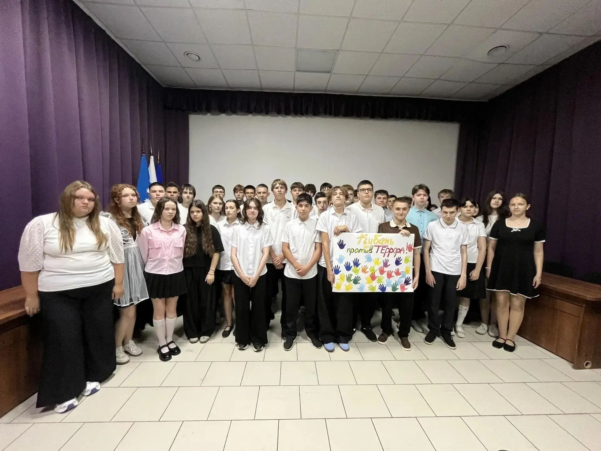 👉 Разноцветные бумажные ладошки на большом плакате. Сегодня ребята из школы №3 писали ...