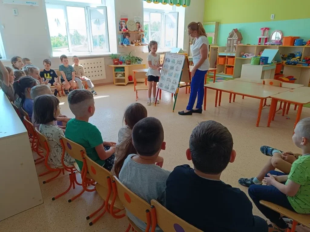 В старшей группе "Фантазёры" воспитатель Лысова Н. Г. провела беседу на тему: "Лето и безопасность д