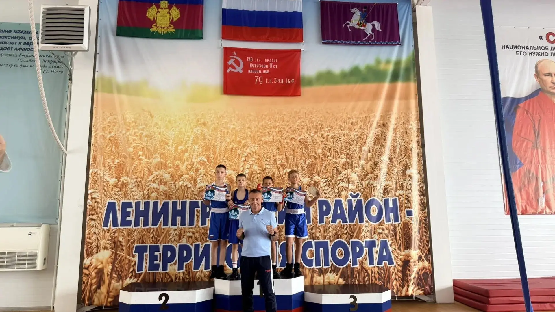 Сегодня в честь Дня России прошло учебно-тренировочное мероприятие по боксу среди боксёров младшего 