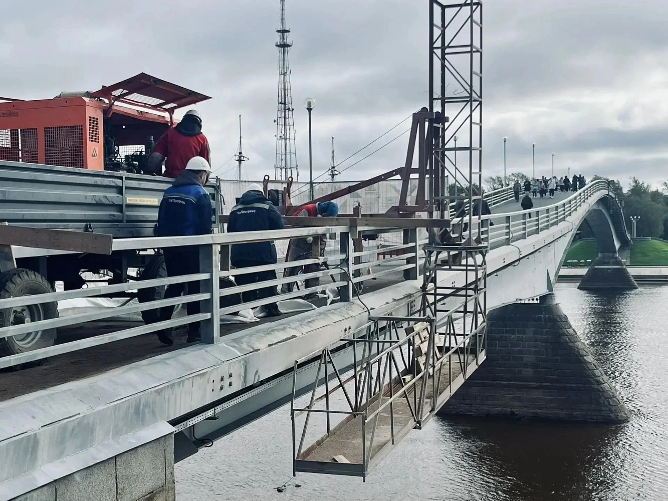 🛠️ Специалисты рассказали, почему работы на Пешеходном мосту в Великом Новгороде решил...