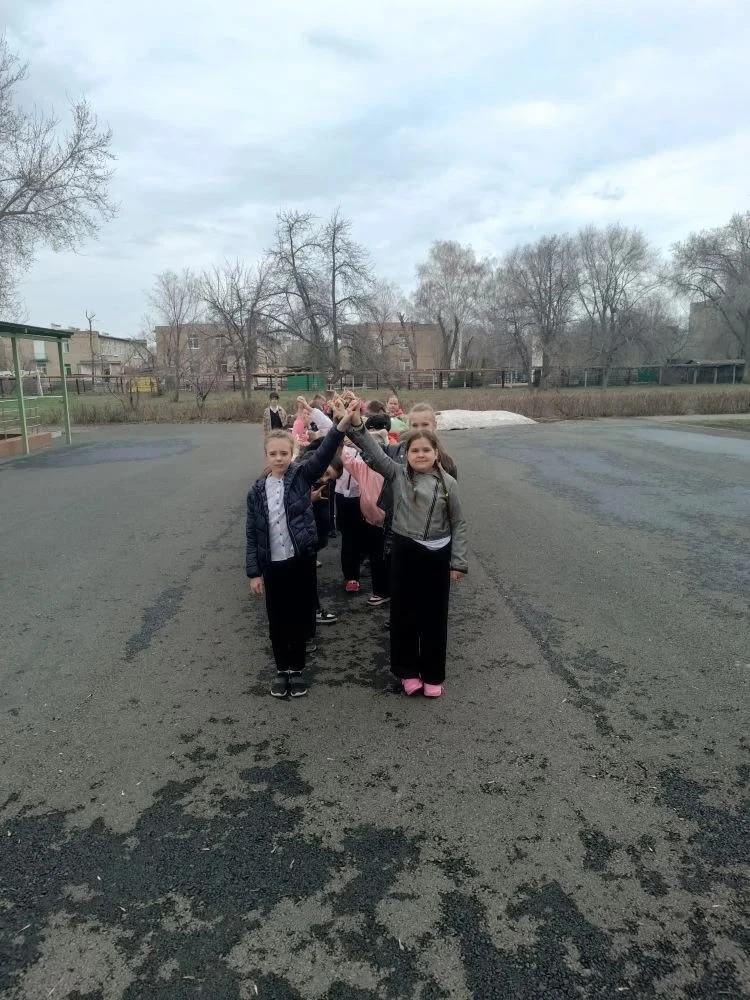 🚩 В рамках Дня здоровья в начальной школе стартовали интерактивные площадки «Дворовым играм быть»
С