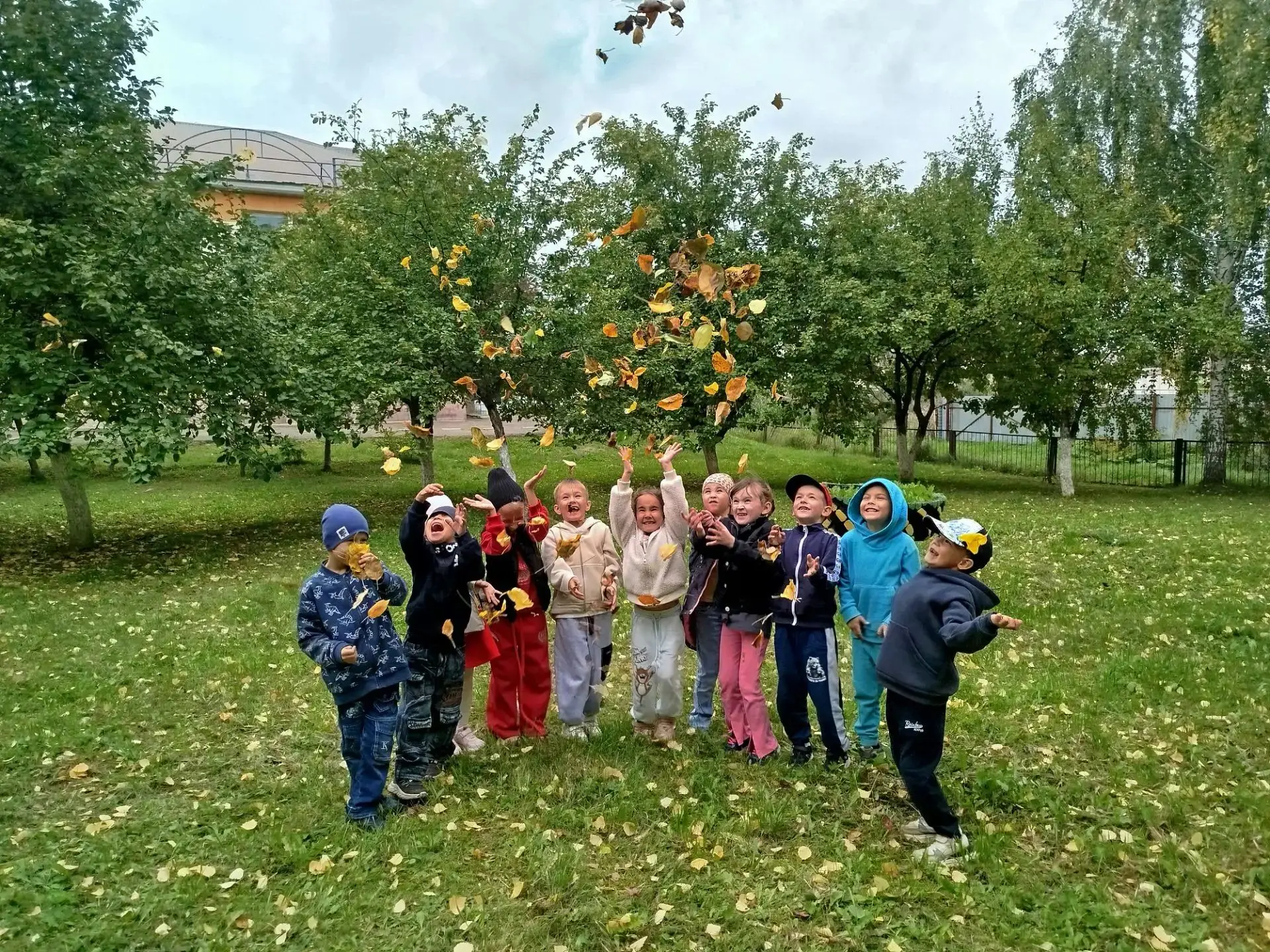 Прогулка по осеннему саду