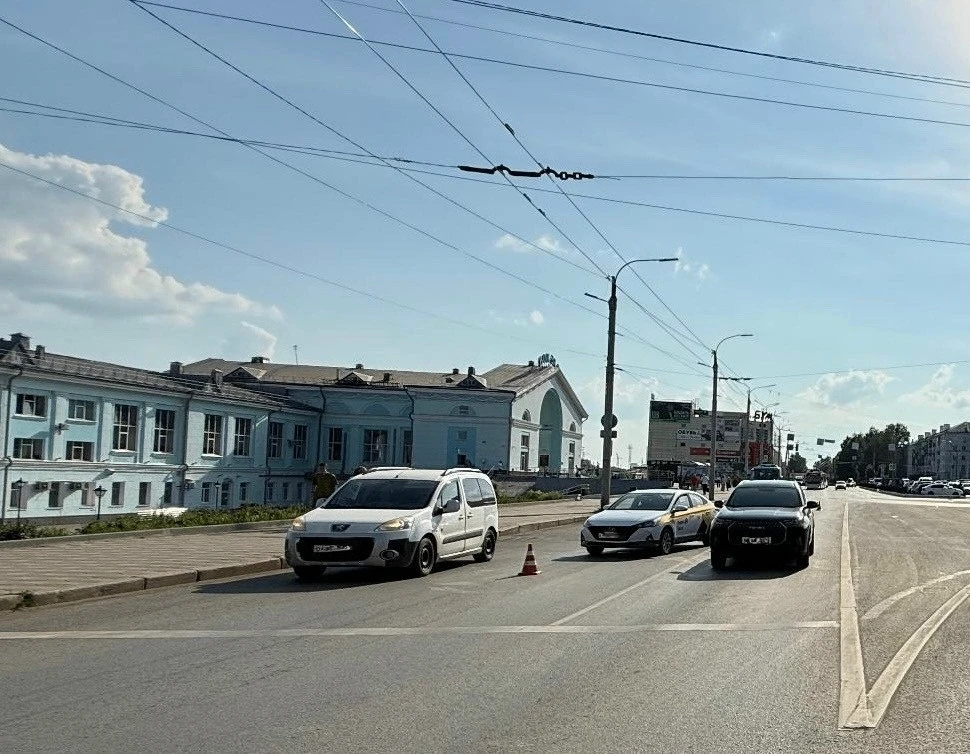 В Кирове на улице Комсомольской произошло ДТП с участием пяти автомобилей.