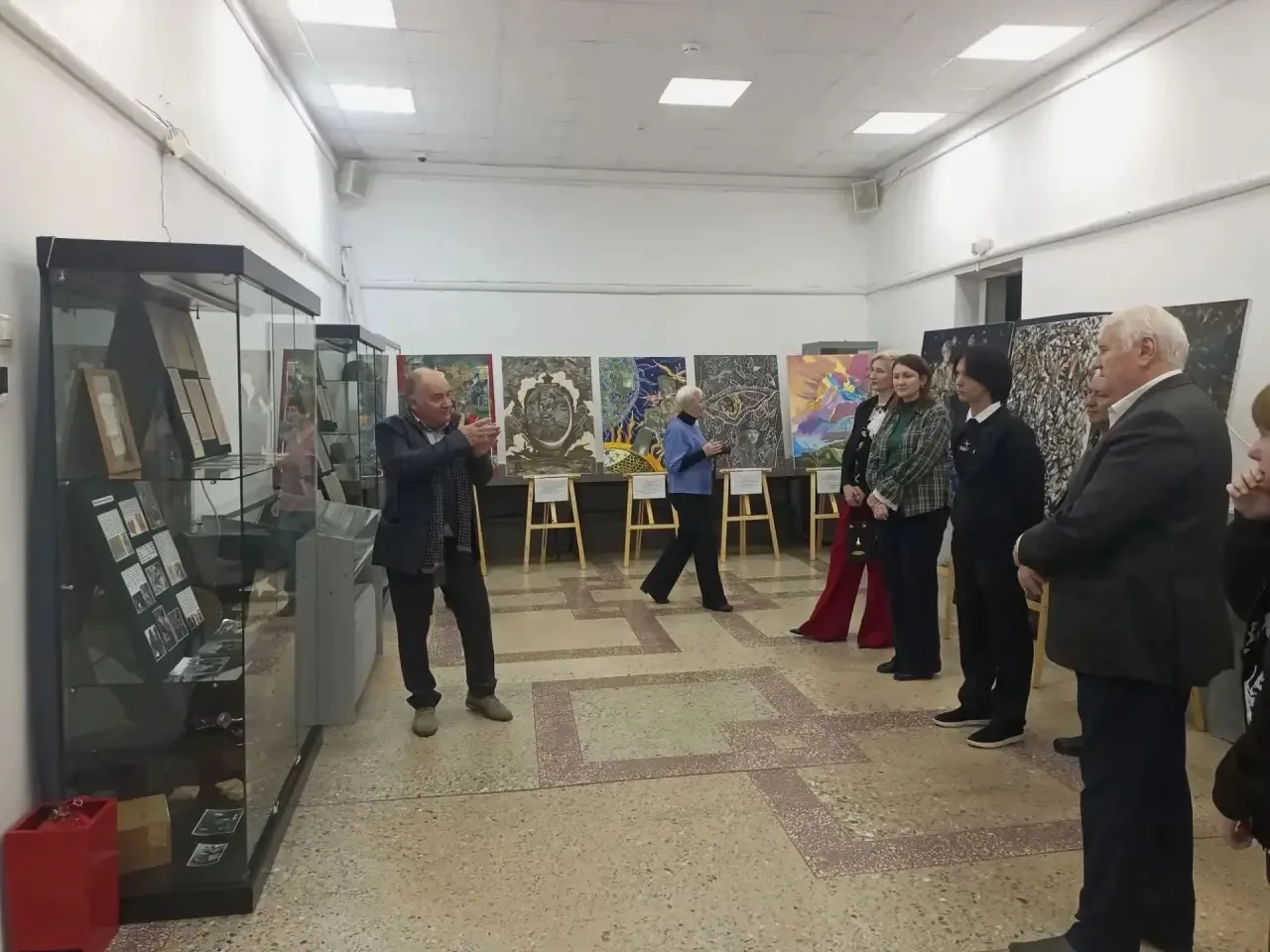 🎨 Выставка «Треугольник с фронта»