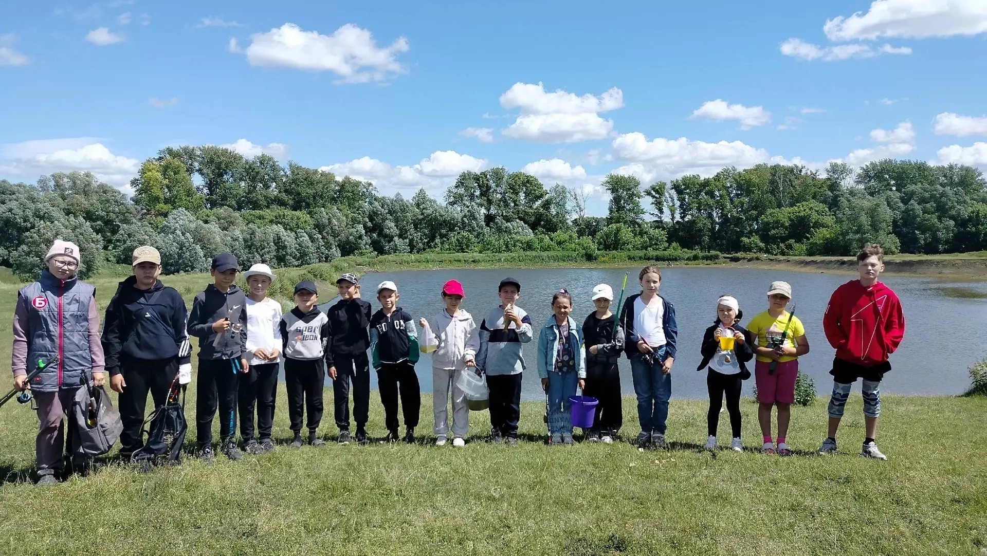 🎣 Клёвое утро в «Теремке»!

Сегодня наши ребята сменили гаджеты на удочки. В лагере прошел большой 