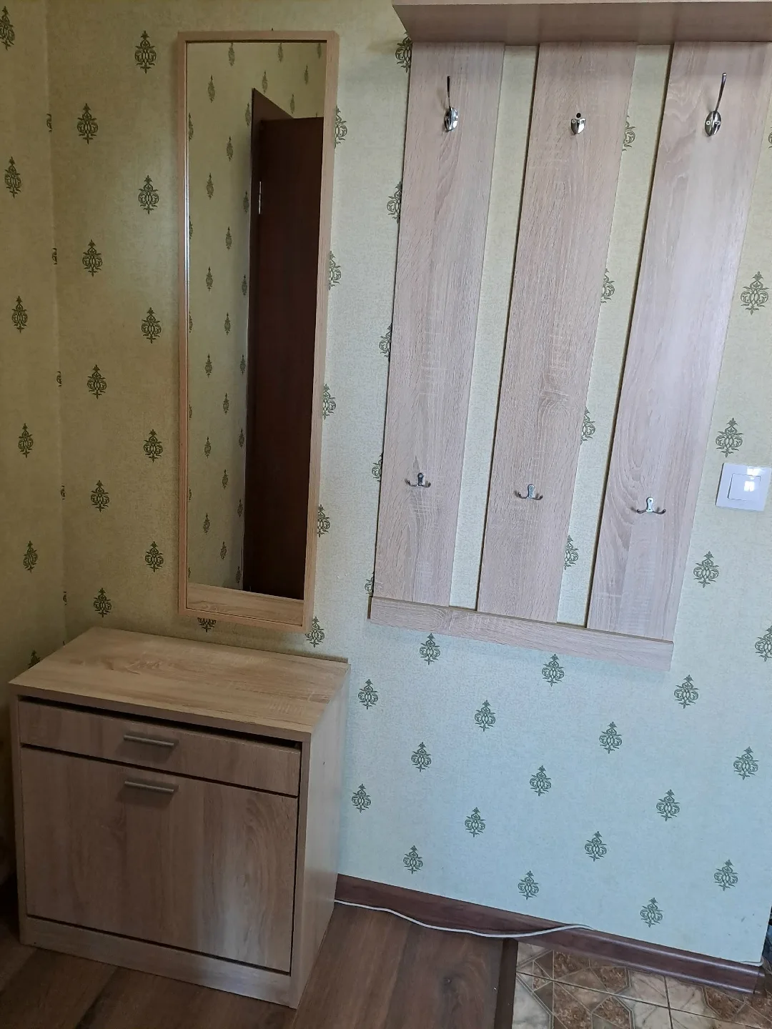 Продается прихожая б/у. Состояние хорошее. Зеркало 120 на 32 см, вешалка 120 на 63 см, ...