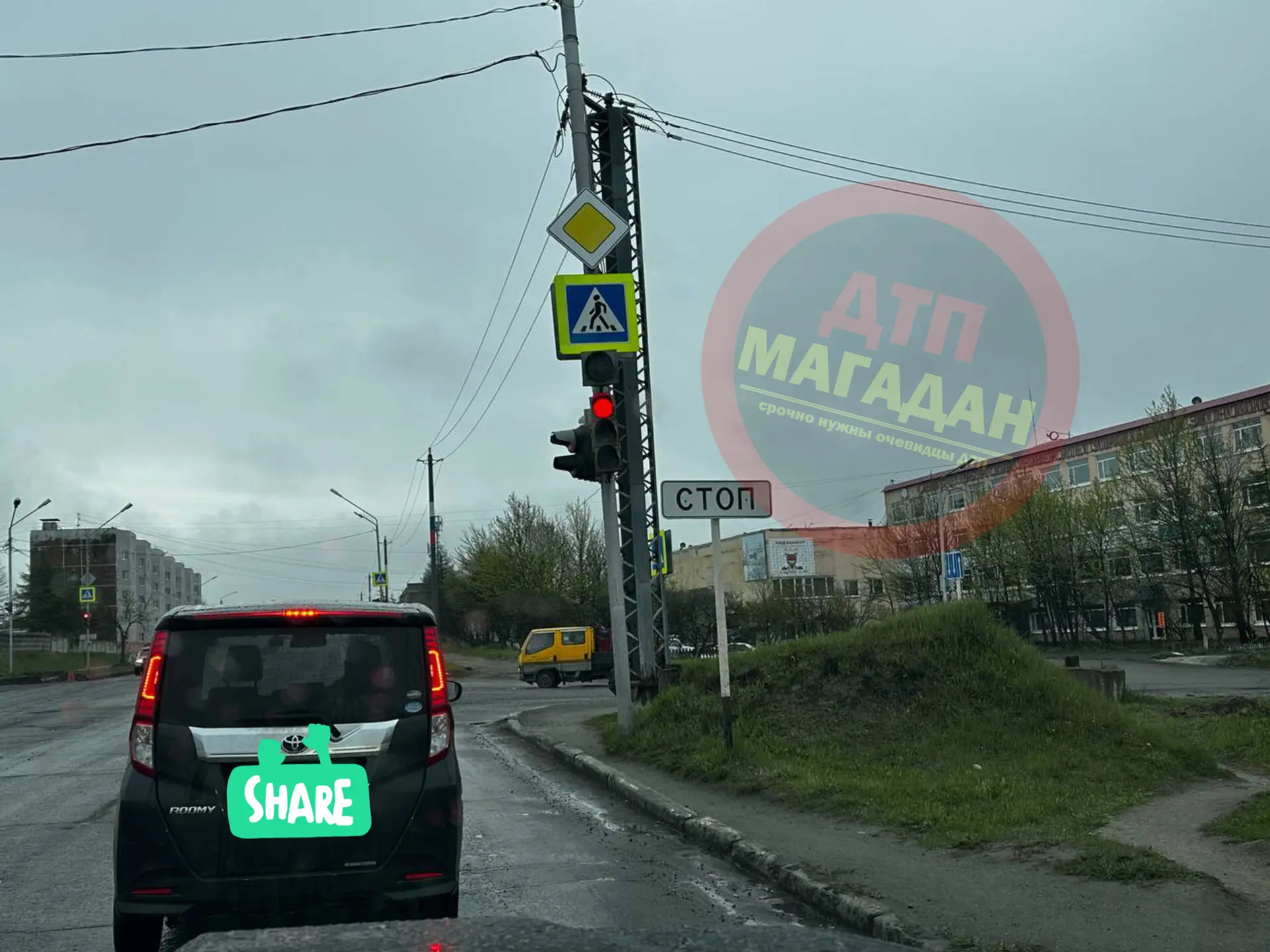 В нашем городе сейчас благоустраивают территории, ровняют газоны в том числе. Перекрест...