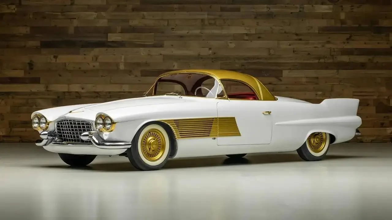 Золотой Cadillac 1953 года был продан на аукционе за рекордные $1,275 миллиона, став са...