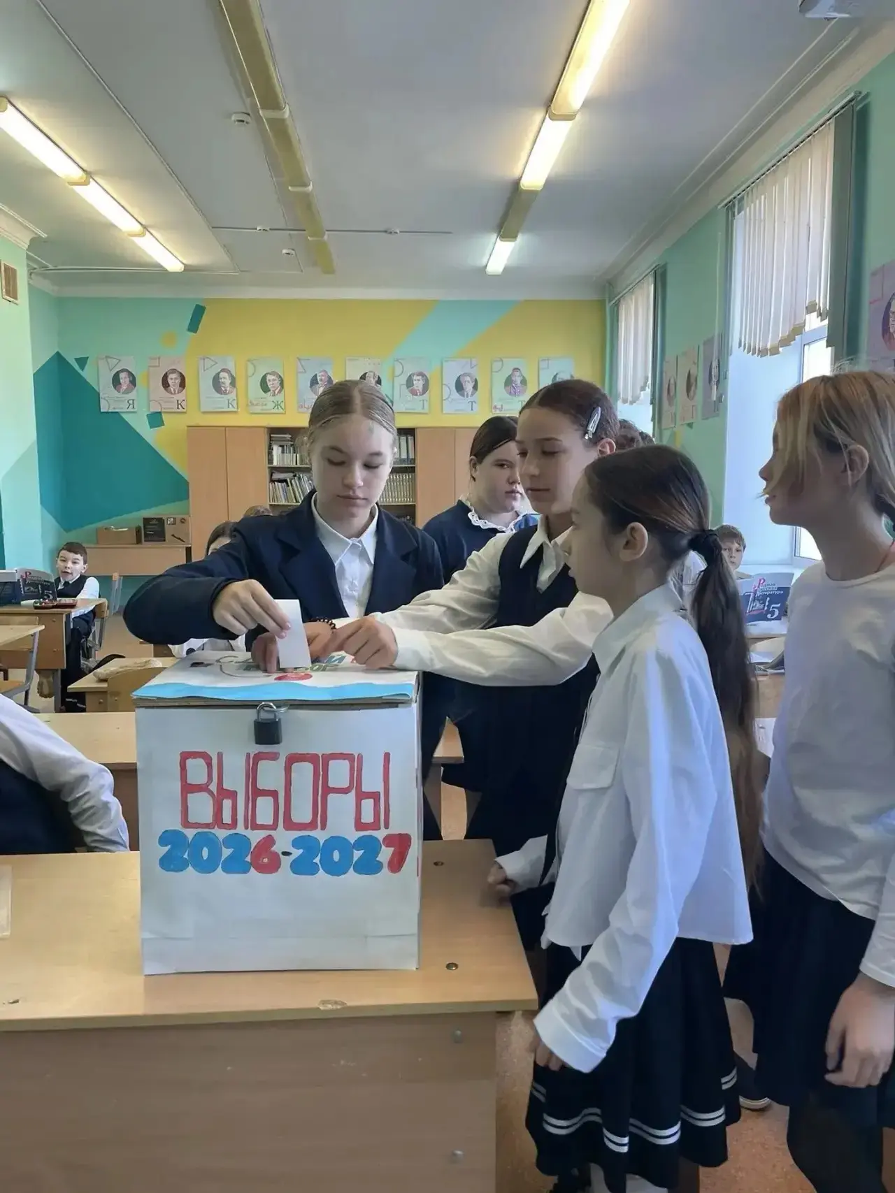 🗳️ В нашей школе прошли выборы председателя Совета первых. Участники представили свои ...