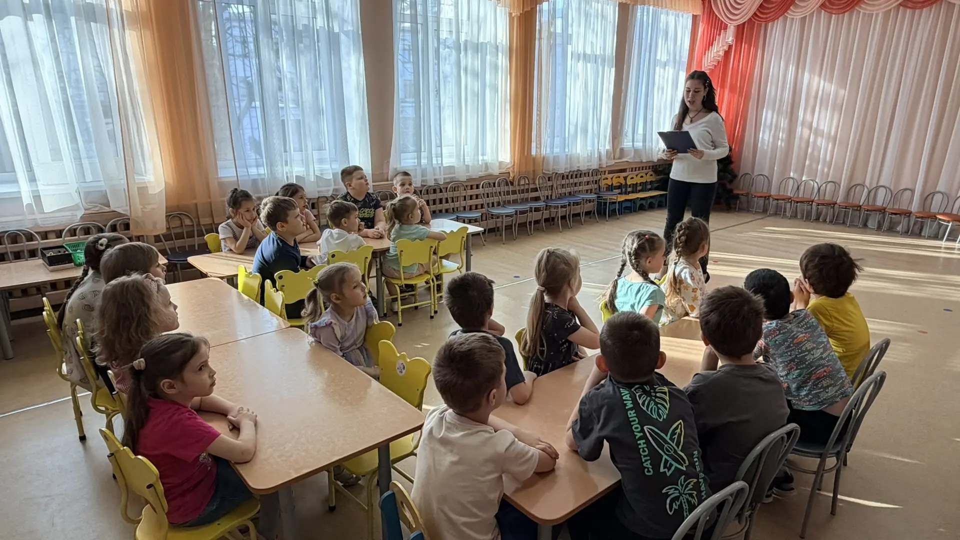 🎭 Театр начинается с детства!  Сегодня, 27 марта, во Всемирный день театра, ученики 6 и 8 классов шк