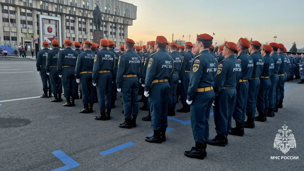 Спасатели МЧС России принимают участие в репетиции Парада Победы на центральной площади Тулы  На пло