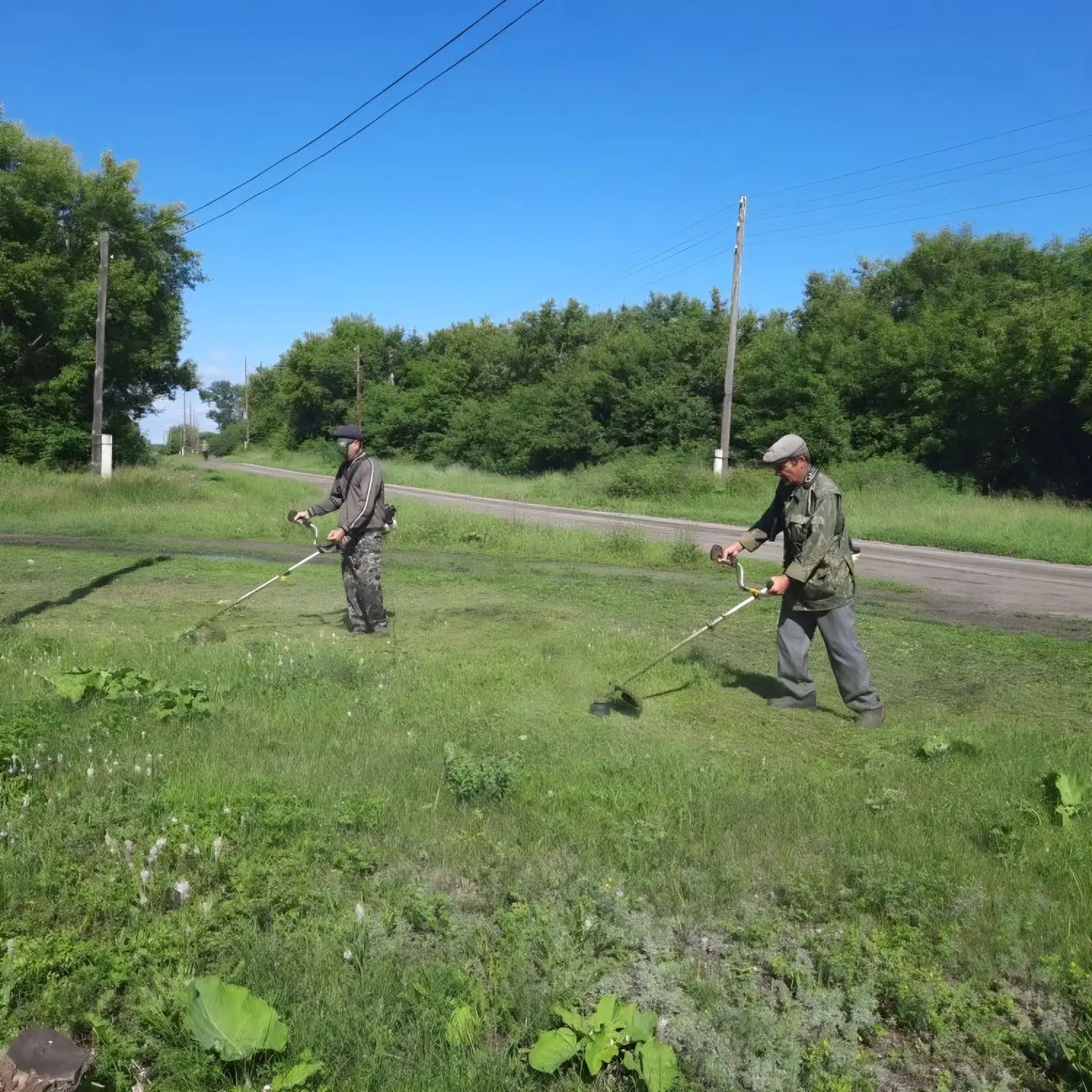В Косолапово окашивают обочины сельских улиц.