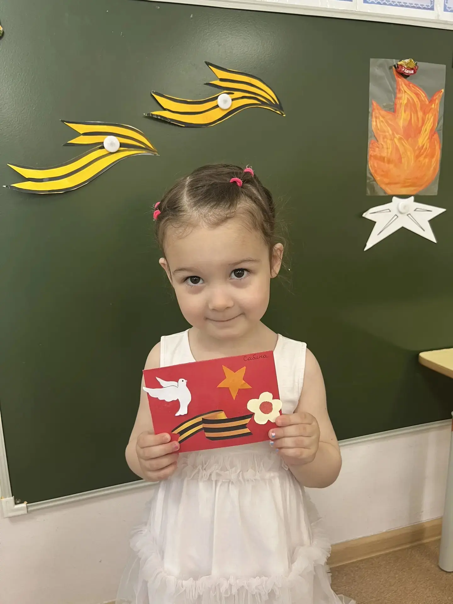 Сегодня в группе "Малышарики"🧒 🧑🏻 провели беседу на тему "Георгиевская лента", «День Победы». Как