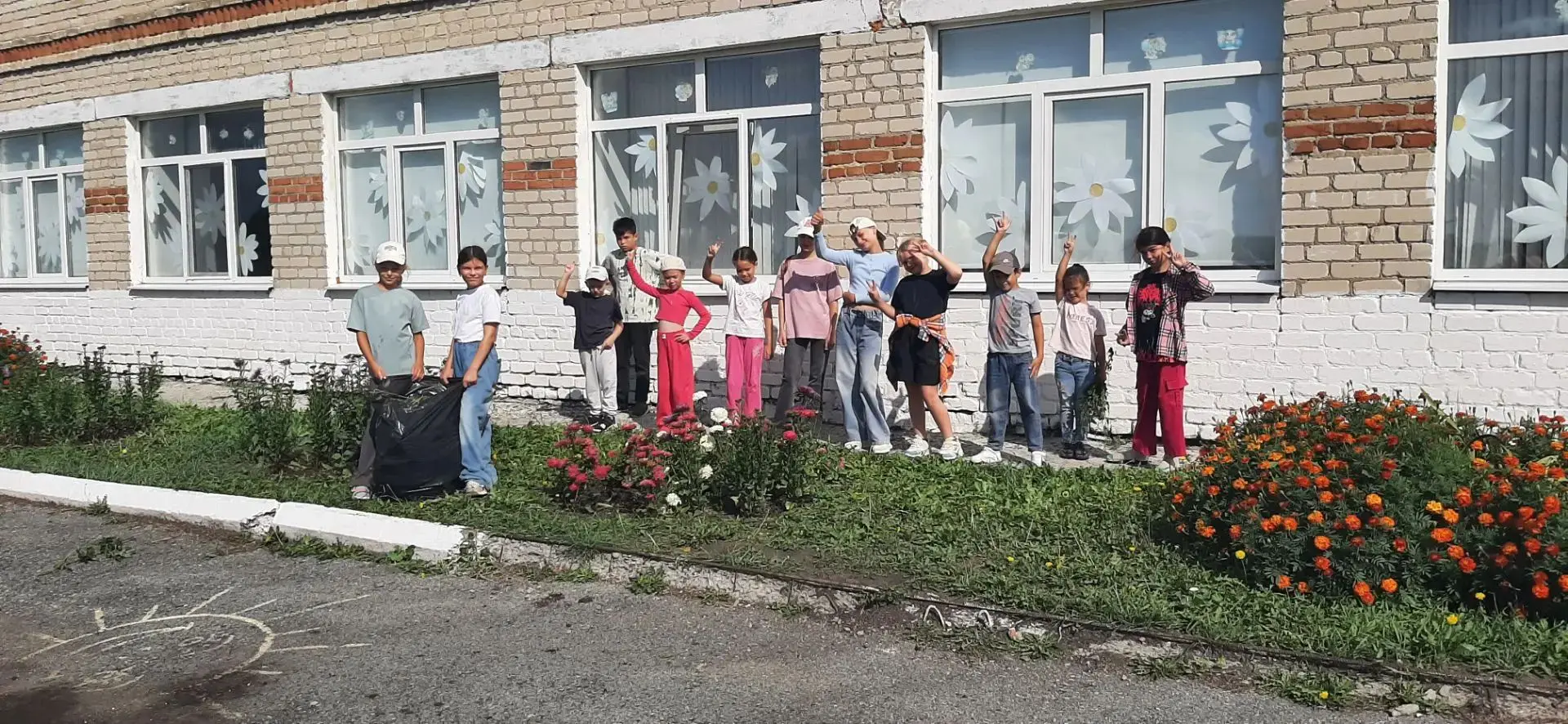 ‎🌿 Трудовой десант в «Источнике» при Полозаозерской СОШ: Красота требует заботы!