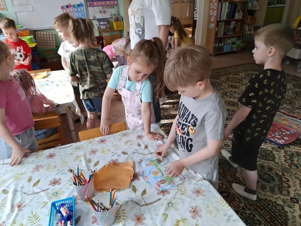Нам праздники для радости даны,
Мы знаем их немало, самых разных,
Но день России, день родной страны