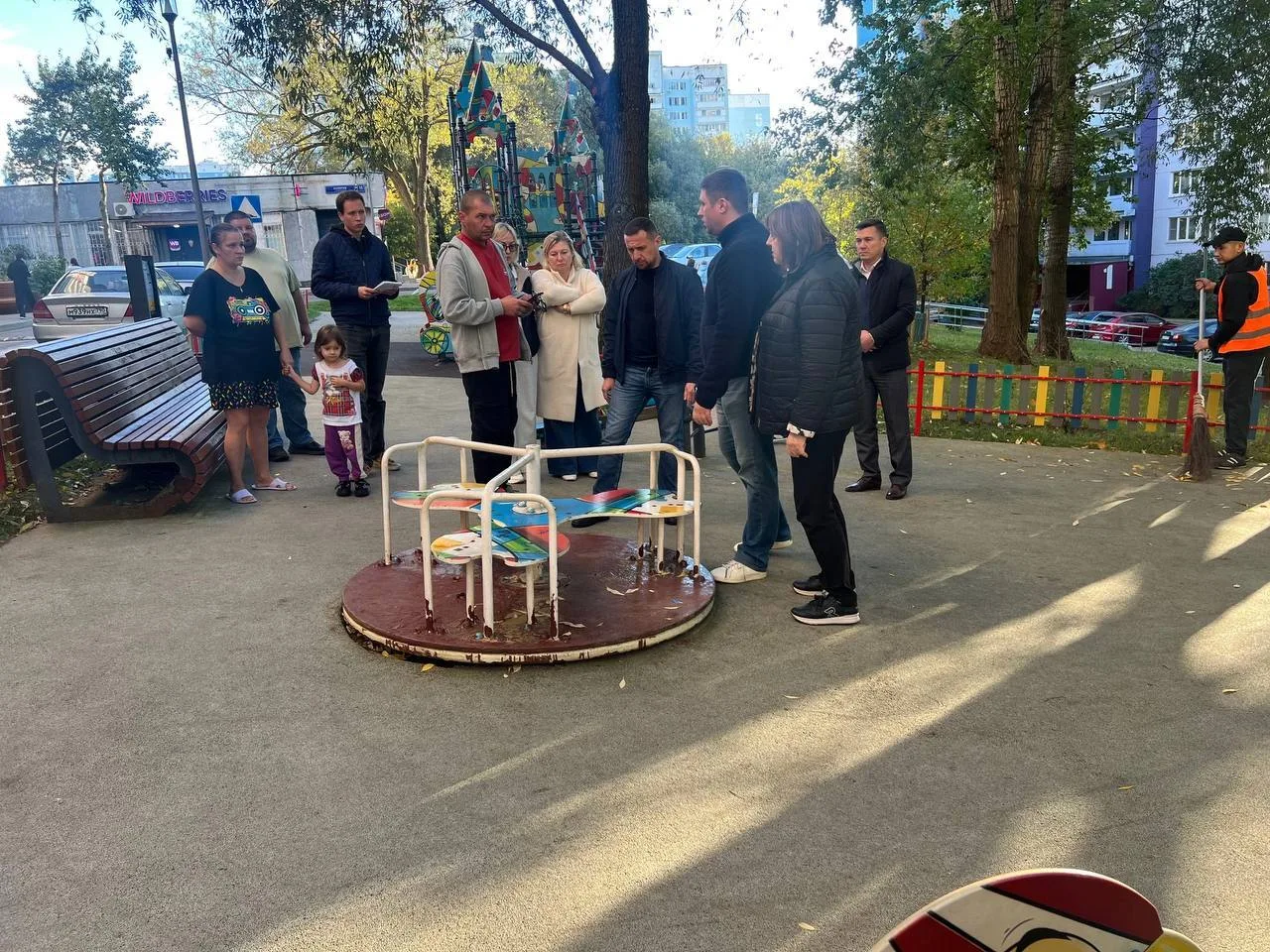 У дома 11 в 5-м квартале Капотни отремонтируют карусель. Это обсудили на обходе с главо...