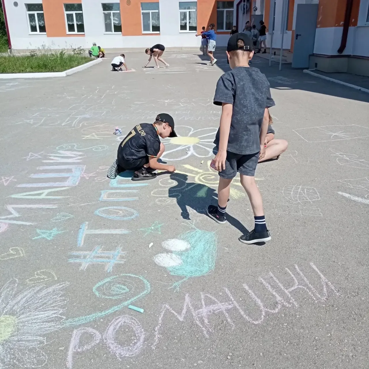 Сегодня в лагере было много мероприятий и одно из них -  рисование на асфальте. Рисунки ребят были п