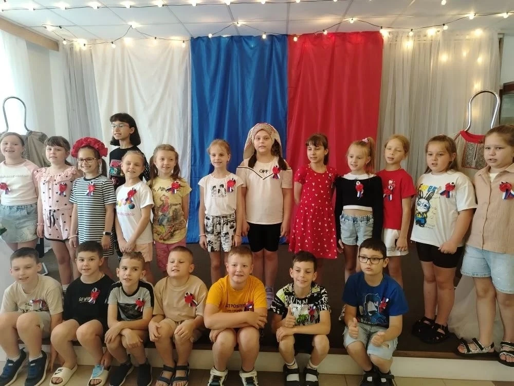 🇷🇺В рамках Всероссийской акции «Триколор» для 👫🦅«Орлят России» пришкольного лагеря ...