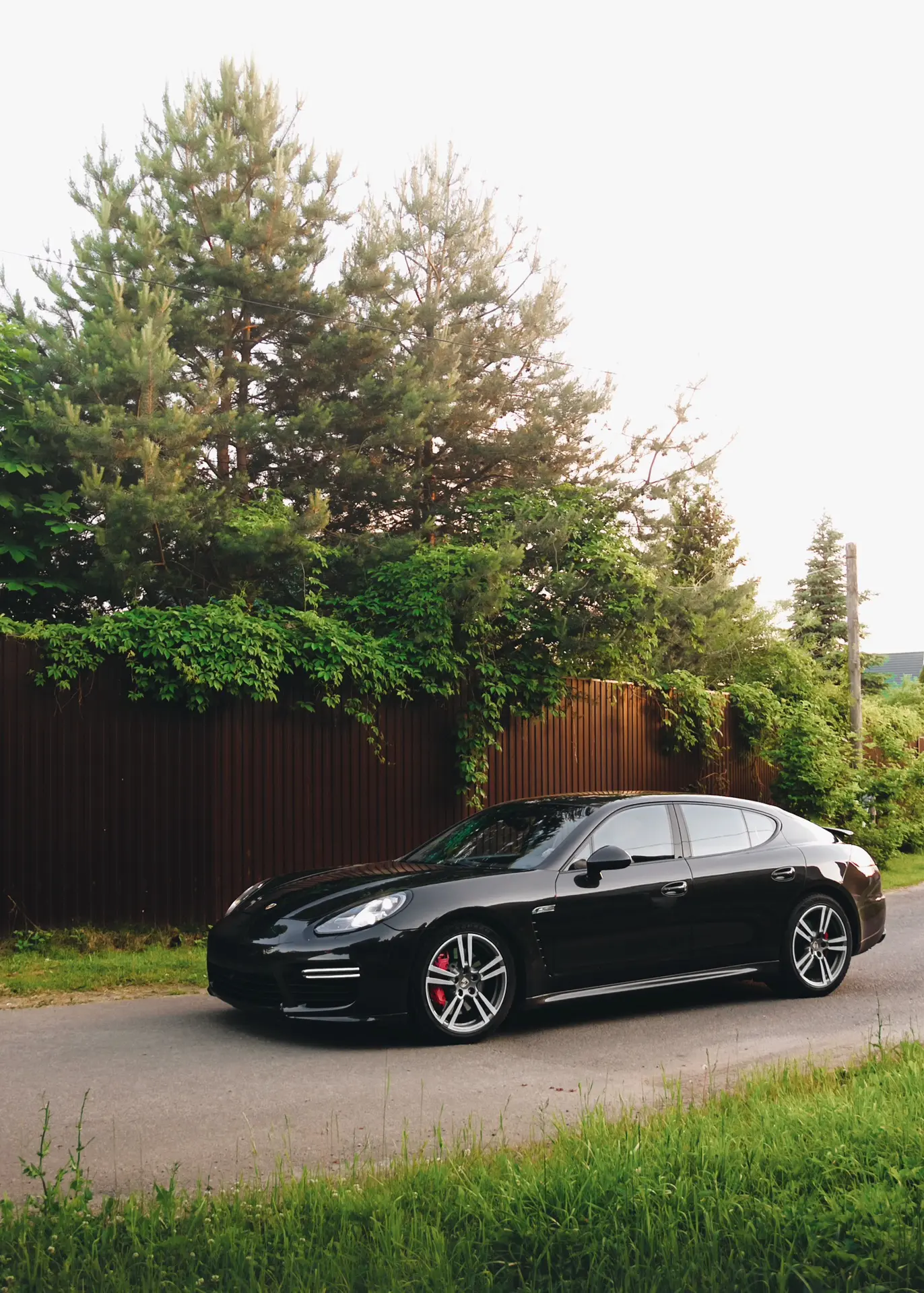 PORSCHE PANAMERA версия GTS — это бескомпромиссный Gran Turismo, созданный для тех, кто ищет практич