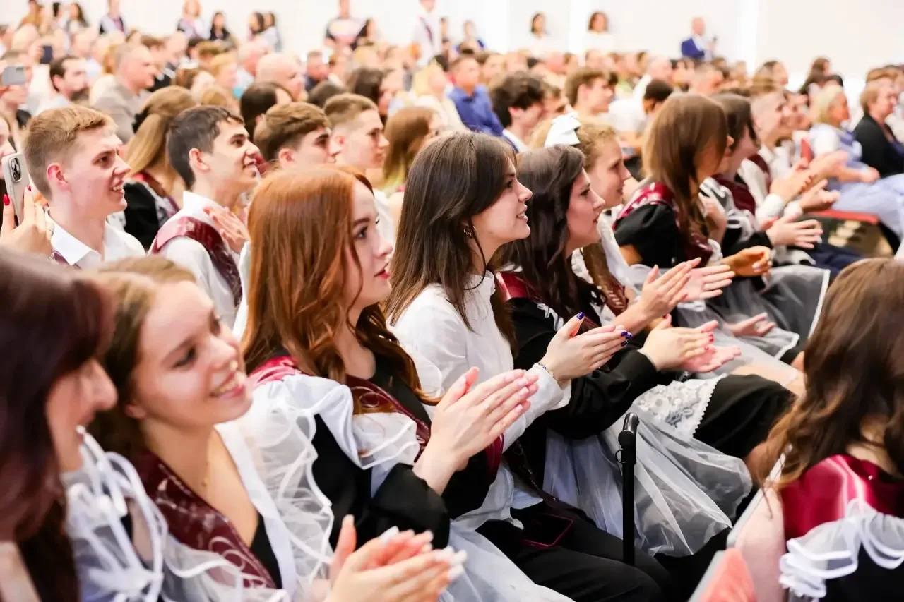 🔔Сегодня последний звонок прозвенел для более 6000 мытищинских школьников!  У 4200 девятиклассников 