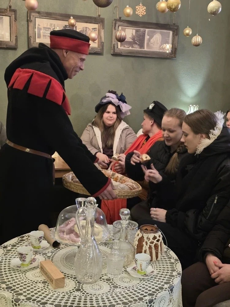 Ученики 10 А и 10 Б классов совершили путешествие в один из самых атмосферных городов Ленинградской 