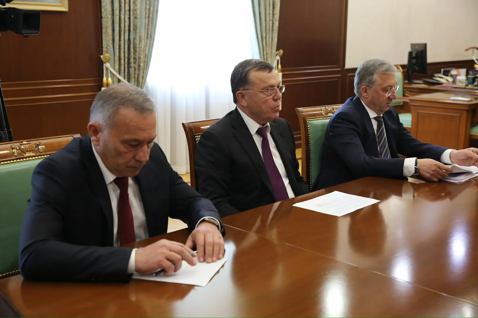 Провел рабочую встречу, а также совещание с участием исполняющего полномочия главы мест...