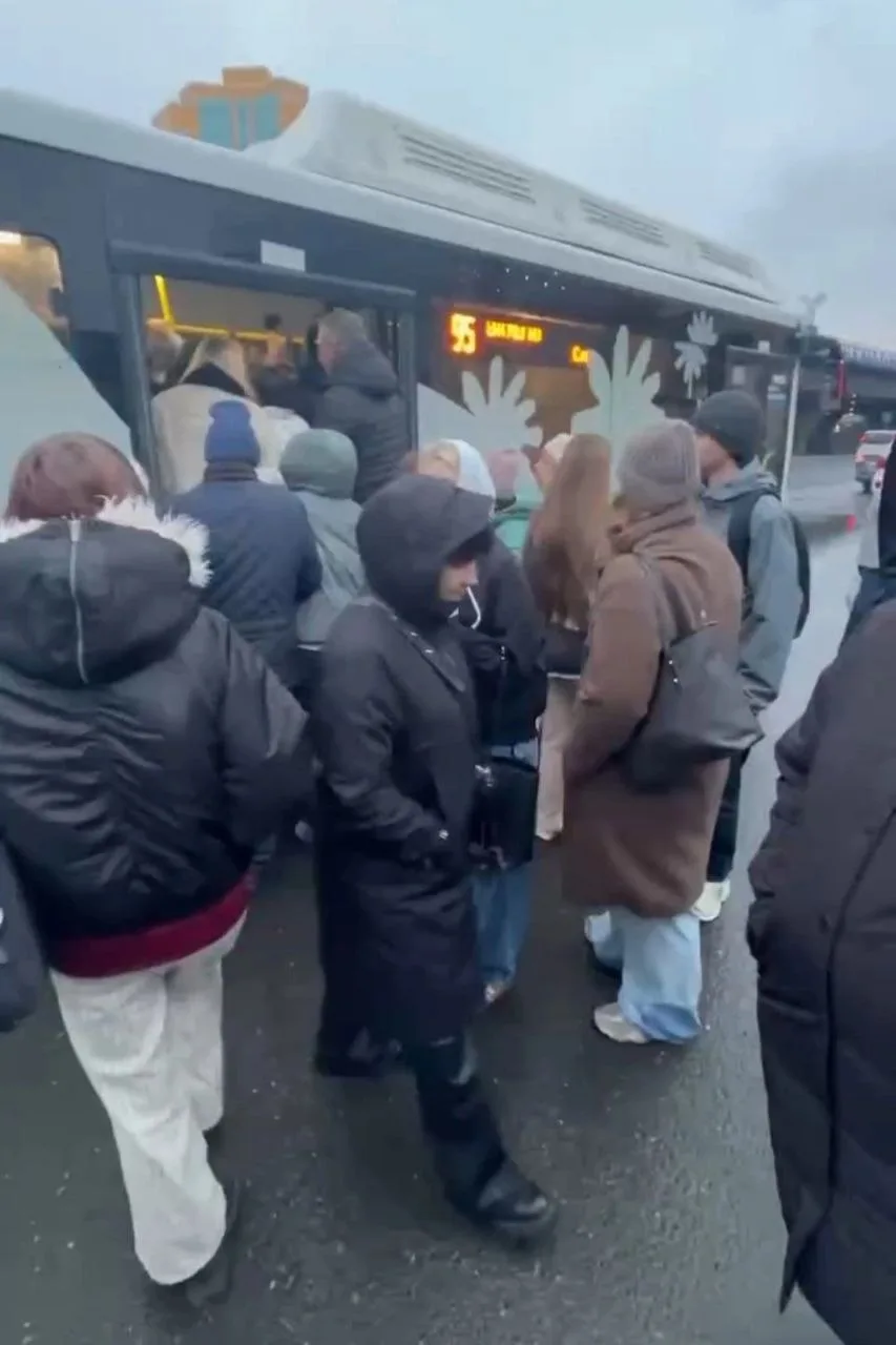«Люди были все придавлены»: омичи пожаловались на переполненные автобусы.