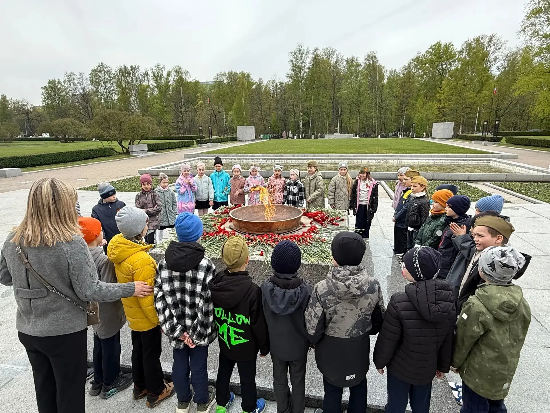 🎗 Мы помним!  Мы гордимся! 🎗   В честь 81‑й годовщины Победы обучающиеся 1 «А» класса вместе с класс