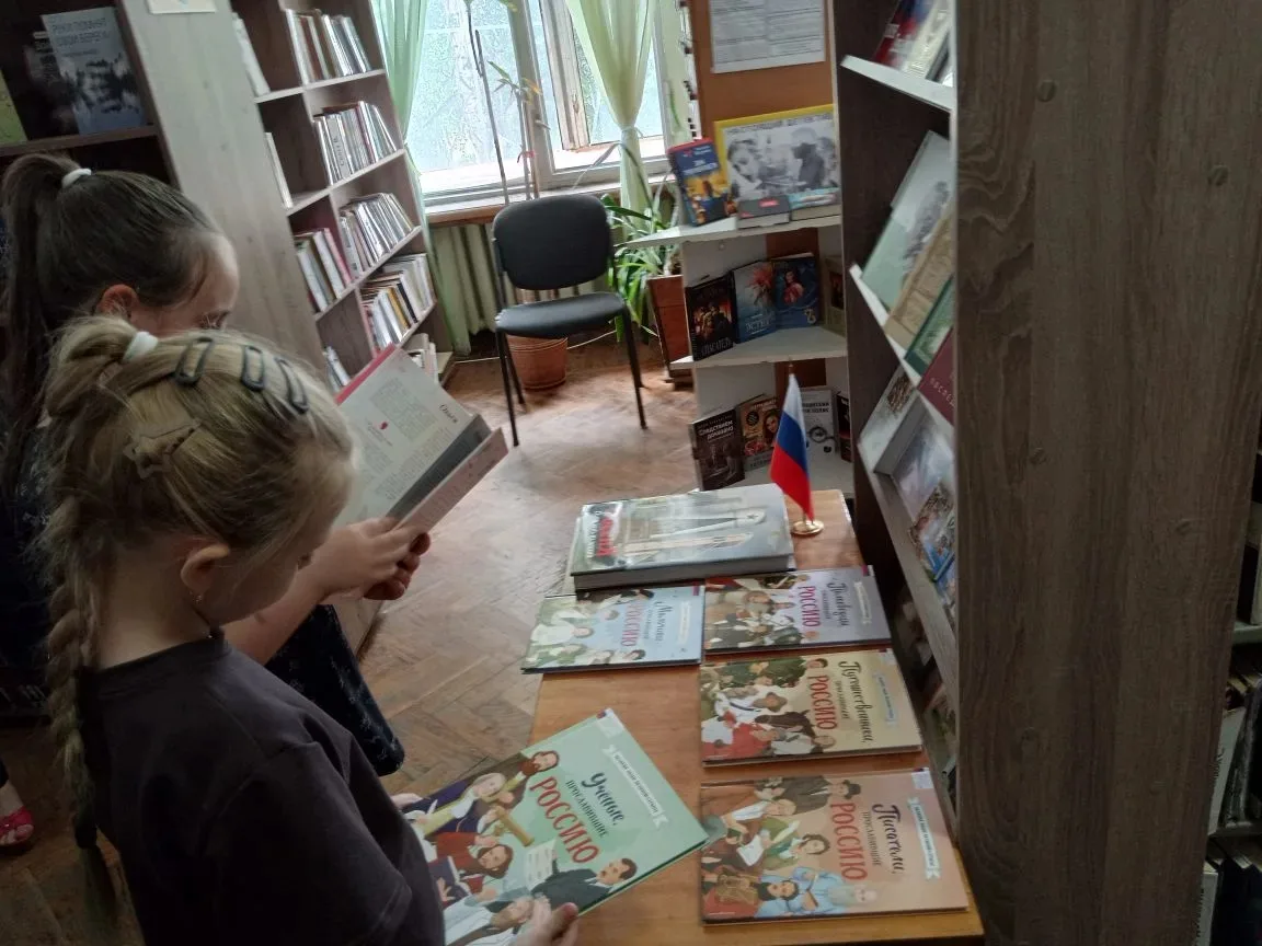 Сегодня воспитанники нашей площадки досуга  совершили познавательную экскурсию  в библи...