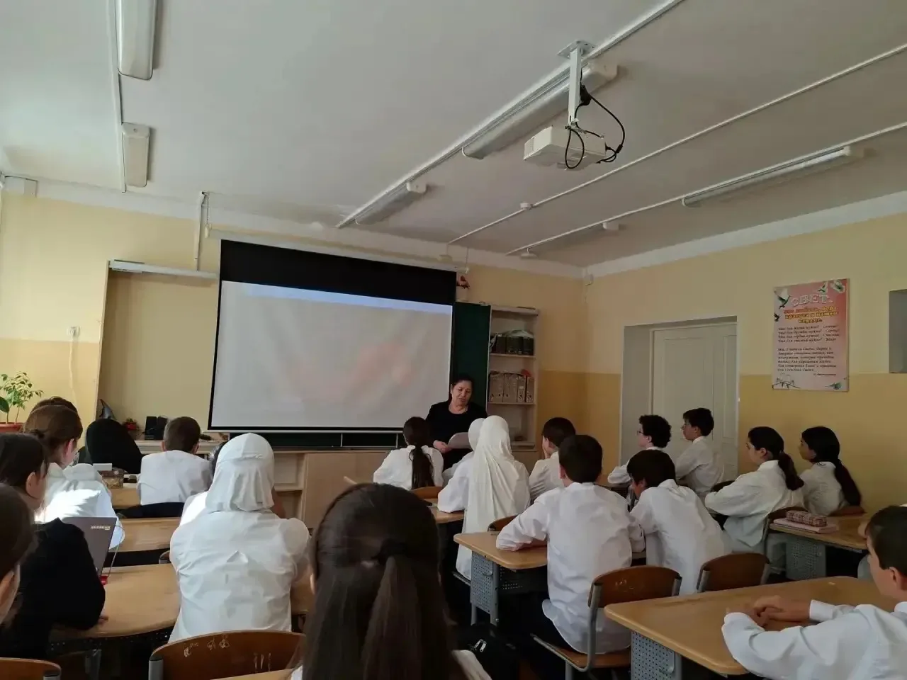 В 7а классе прошёл тёплый и вдохновляющий классный час на тему «Учитель в моей жизни»! ...
